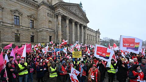 In vielen St&auml;dten demonstrierten Lehrkr&auml;fte und andere Landesbesch&auml;ftigte bei der Vorg&auml;ngerrunde 2023 f&uuml;r die damalige Forderung 10,5 Prozent mehr Gehalt - etwa in Leipzig. (Archivfoto)