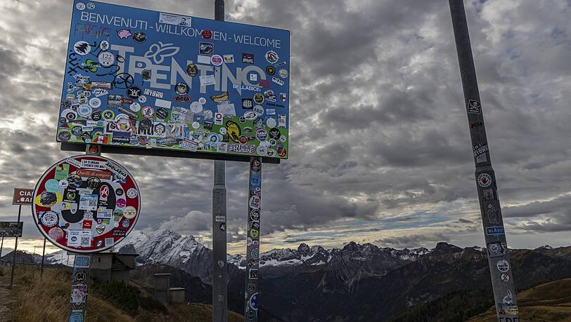 Fußballfans haben ein Straßenschild am Sellajoch in den Dolomiten mit Aufklebern verunziert. Zu viele Touristen belasten die Region zusehends. Fußballfans haben ein Straßenschild am Sellajoch in den Dolomiten mit Aufklebern verunziert. Zu viele Touristen belasten die Region zusehends.