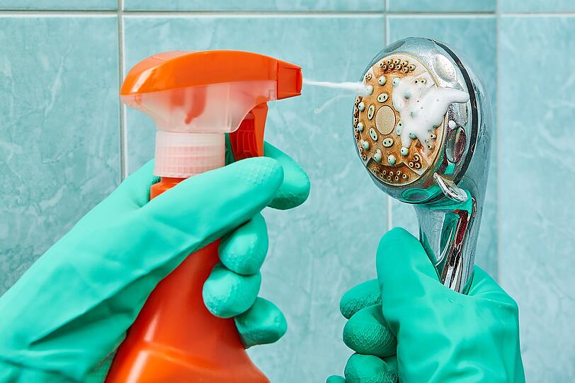 In Bad und Küche spielt die Tiefenreinigung eine besonders wichtige Rolle. Vom #showerdeepclean über Ofen- und Waschmaschinentiefenreinigung bis hin zum #toilettedeepclean - in diesen Bereichen müssen Kalk, Keime, Schimmel und Ablagerungen regelmäßig mit Schwamm, Bürste und chemischen Reinigungsmitteln entfernt werden. Tipps dazu hat Haushalts-Influencerin Lisa-Sophie (@cleanwithlisasophie). In Bad und Küche spielt die Tiefenreinigung eine besonders wichtige Rolle. Vom #showerdeepclean über Ofen- und Waschmaschinentiefenreinigung bis hin zum #toilettedeepclean - in diesen Bereichen müssen Kalk, Keime, Schimmel und Ablagerungen regelmäßig mit Schwamm, Bürste und chemischen Reinigungsmitteln entfernt werden. Tipps dazu hat Haushalts-Influencerin Lisa-Sophie (@cleanwithlisasophie).