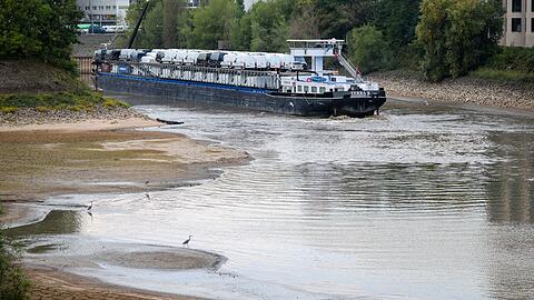Das Frachtschiff Terra 2 am Montag auf der Sandbank am Ende eines  D&uuml;sseldorfer Hafenbeckens.