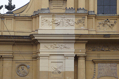 Probeanstrich an der Theatinerkirche: So könnte die neue Fassaden-Farbe aussehen.