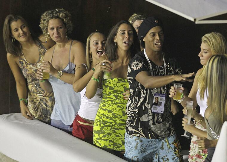 Nackte Haut, Samba und bunte Farben: Promis amüsieren sich in Rio. Mit dabei: Pamela Anderson, Gisele Bündchen, Fußball-Star Ronaldinho und Schauspieler Jude Law
