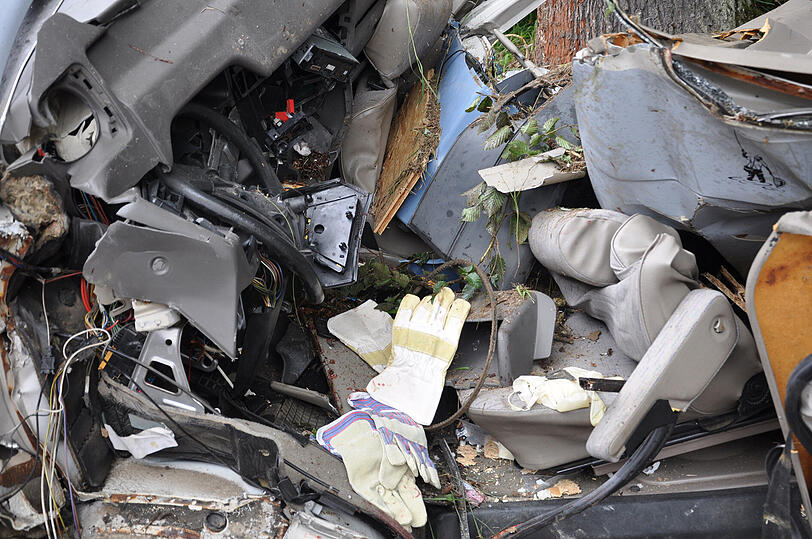 An einem Baum zerschellt ist das Unfallfahrzeug - die Bilder vom Horror-Crash in Simbach.