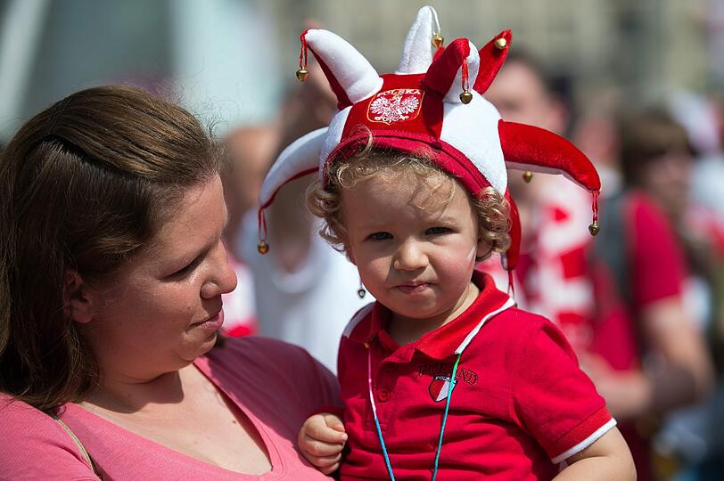 Mützen, Schminke, Fahnen: Die Fans lassen sich einiges einfallen, um für ihr Land zu jubeln! Hier gibts die Bilder!