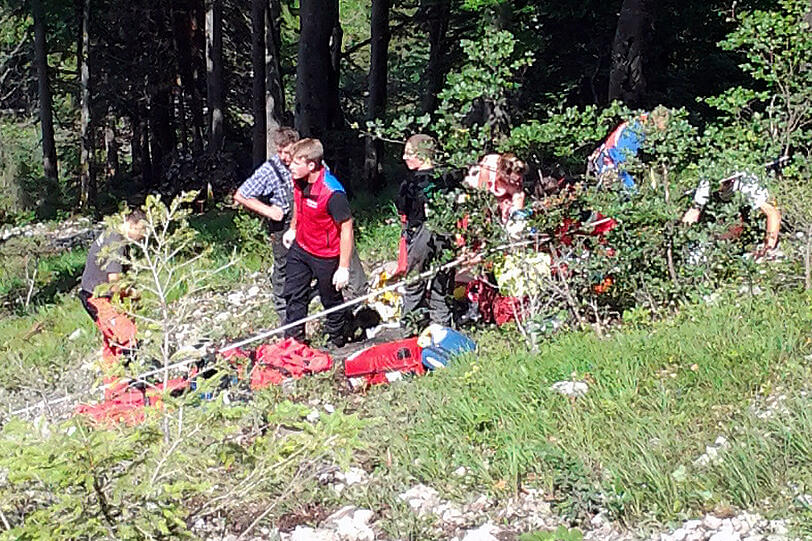 80 Meter tief stürzt ein Lastwagen nahe Bayrischzell den Hang hinab. Der Fahrer (42) fliegt auf halber Höhe aus dem 7,5-Tonner und wird schwer verletzt.