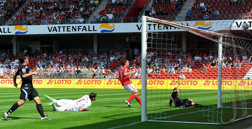 6. August 2011: Die Löwen gewinnen 5:0 in Cottbus. Hier trifft Daniel Halfar zum 3:0 für 1860