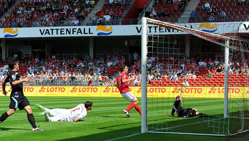 6. August 2011: Die Löwen gewinnen 5:0 in Cottbus. Hier trifft Daniel Halfar zum 3:0 für 1860 6. August 2011: Die Löwen gewinnen 5:0 in Cottbus. Hier trifft Daniel Halfar zum 3:0 für 1860
