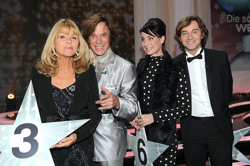 Die Sänger Lena Valaitis (l), Jürgen Drews, Anna Maria Kaufmann und Erkan Aki stehen nach der Sendung zu Gunsten der Hilfsorganisationen "Misereor" und "Brot für die Welt" zusammen auf der Bühne.