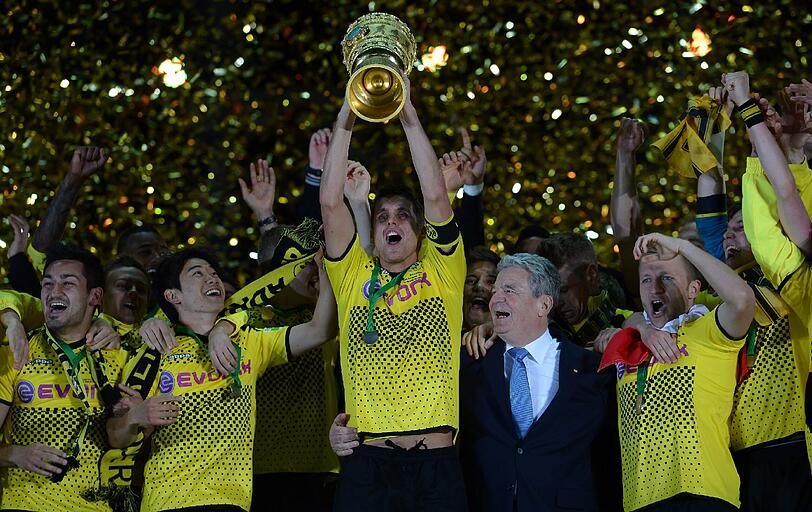 12.05.2012 - Der vorläufige Höhepunkt der bayerischen Negativserie. Im Pokalfinale wird Bayern von Dortmund streckenweise vorgeführt, verliert klar mit 2:5. Der aktuell vom FC Bayern umworbene Torjäger Robert Lewandowski steuert drei Treffer bei.