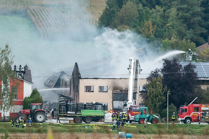 Am frühen Samstagmorgen ist eine Folienfabrik in Malgersdorf völlig ausgebrannt. Dabei ist ein Schaden von mehreren Millionen Euro entstanden.