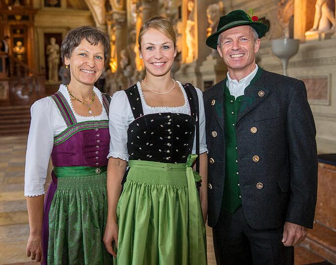 Sie lebt die bayerische Tradition und liebt ihre Heimat: Magdalena Neuner mit Mama Margit und Papa Paul in der Residenz.