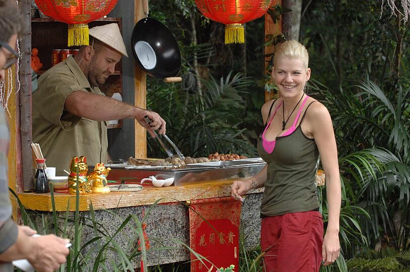 Abwechselnd können sich die beiden eine Leckerei vom Buffet aussuchen. Die Portion muss innerhalb einer Minute verspeist sein