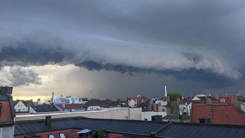 Die Bilder vom Gewitter, hier aufgenommen in Schwabing.