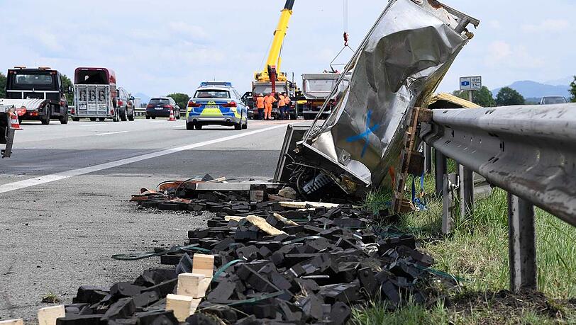 Die Bergungsarbeiten zogen sich in die Länge, weil letztlich neun Pkw (davon acht Neuwagen), ein Pkw-Anhänger, ein kompletter Sattelzug sowie ein Lkw-Anhänger abgeschleppt werden mussten. Zusätzlich luden die Einsatzkräfte noch reichlich Schotter um. Die Bergungsarbeiten zogen sich in die Länge, weil letztlich neun Pkw (davon acht Neuwagen), ein Pkw-Anhänger, ein kompletter Sattelzug sowie ein Lkw-Anhänger abgeschleppt werden mussten. Zusätzlich luden die Einsatzkräfte noch reichlich Schotter um.