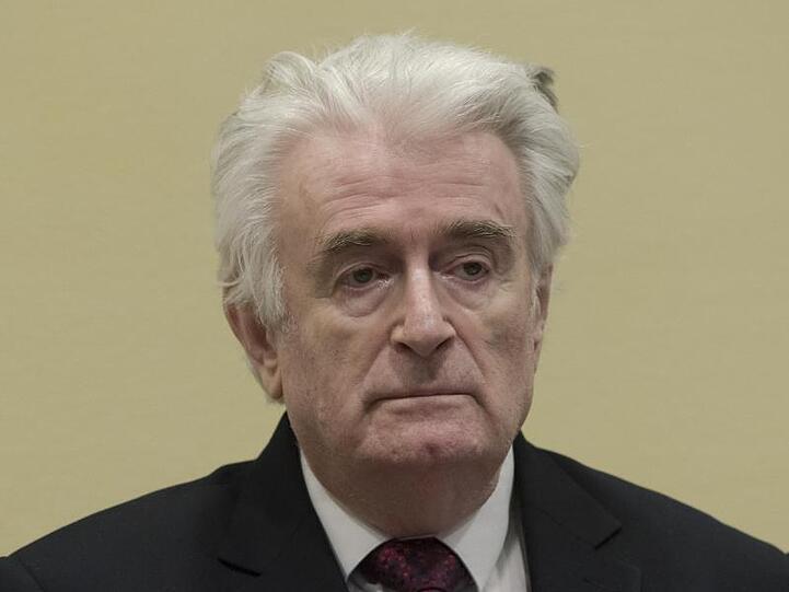 Radovan Karadzic betritt am Tag der Urteilsverkündung den Gerichtssaal des UN-Kriegsverbrechertribunals.