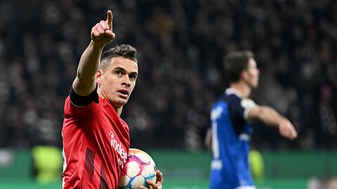 Frankfurts Rafael Borre bejubelt sein Tor zum 2:2.