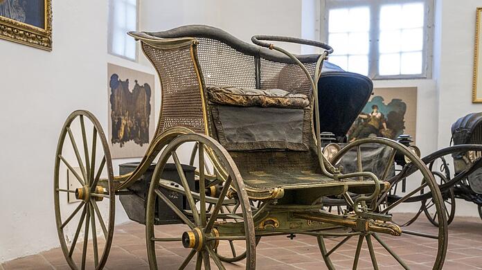 In dieser historischen Rikscha ließ sich einst Kurfürst Karl Theodor durch den Schlosspark kutschieren. Eine Lakai musste dafür kräftig in die Pedale treten.