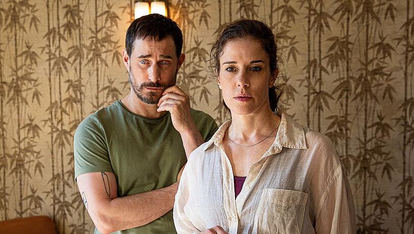 "Der Barcelona-Krimi: Brennendes Land": Xavi Bonet (Clemens Schick, l.) und Fina Valent (Anne Schäfer) brauchen dringend das Überwachungsvideo. "Der Barcelona-Krimi: Brennendes Land": Xavi Bonet (Clemens Schick, l.) und Fina Valent (Anne Schäfer) brauchen dringend das Überwachungsvideo.
