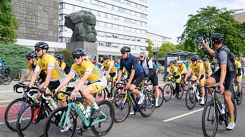 Rund 250 Radsportler haben die letzte Etappe des European Peace Ride gemeistert.
