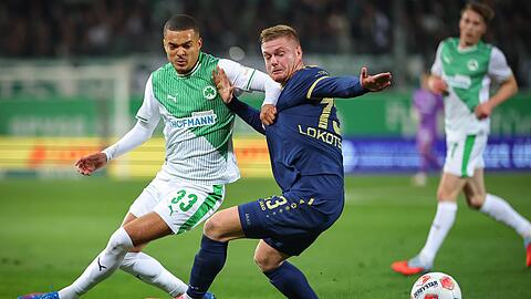 Fürths Maximilian Dietz (l) und Münsters Lars Lokotsch kämpfen um den Ball.