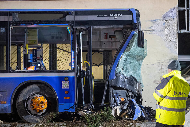 Ein Linienbus wird nach seinem Aufprall auf eine Betonmauer geborgen.