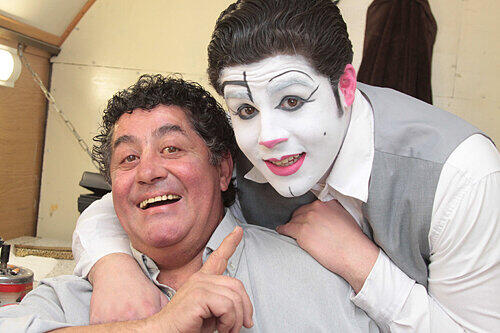 In die Wiege gelegt: Wie Toni (hier ungeschminkt) ist auch sein Sohn Tonito Clown aus Leidenschaft.