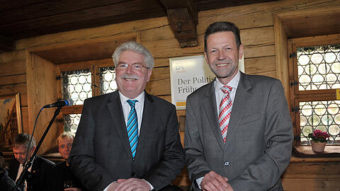 Der Gast und sein Gastgeber: Wirtschaftsminister Martin Zeil (li.) und BR-Studioleiter Martin Wagner strahlten vor dem Schäufele-Sonntagsessen im &bdquo;Bratwursthäusle&ldquo; um die Wette.