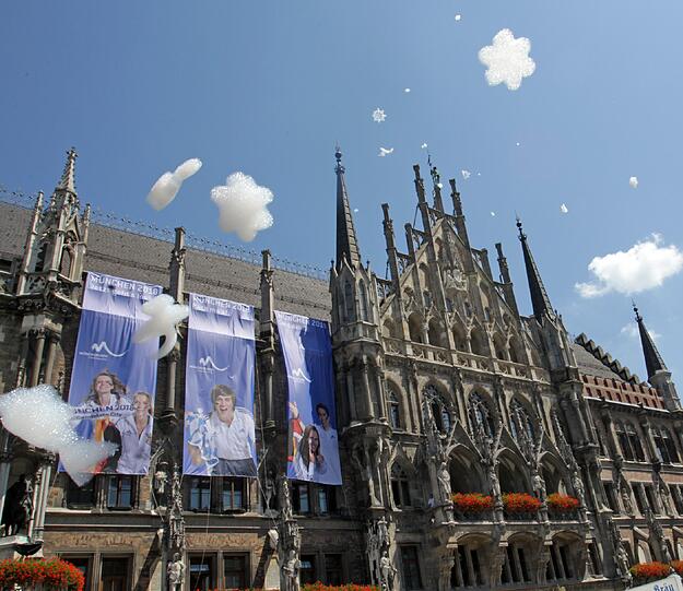 Auf einmal schneite es Schaum auf dem Marienplatz.