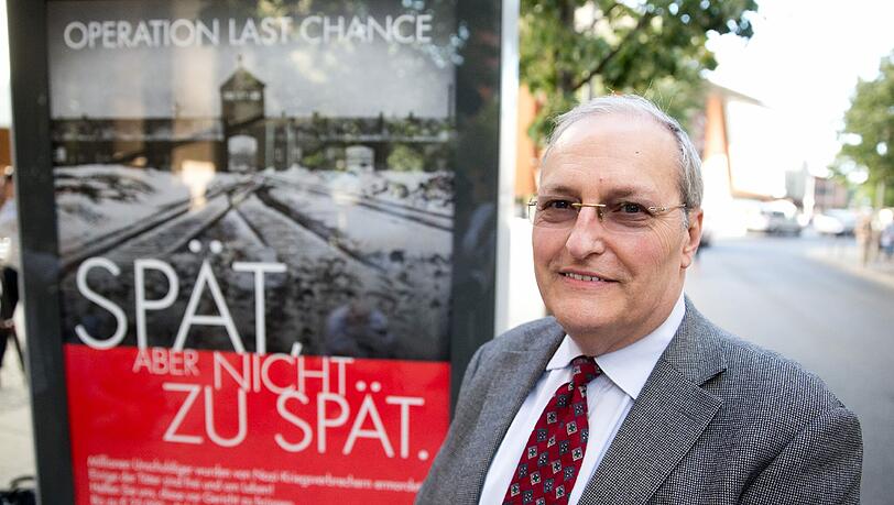 Efraim Zuroff, Leiter des Simon Wiesenthal Center in Jerusalem, steht beim Start der Plakatkampagne "Spät. Aber nicht zu spät! Operation Last Chance II" vor einem Plakat in Berlin. Jetzt ist bekannt gegeben worden: Vier NS-Kriegsverbrecher seien mit Hilfe der Bevölkerung aufgespürt worden. Sie sollen jetzt vor Gericht gebracht werden. Efraim Zuroff, Leiter des Simon Wiesenthal Center in Jerusalem, steht beim Start der Plakatkampagne "Spät. Aber nicht zu spät! Operation Last Chance II" vor einem Plakat in Berlin. Jetzt ist bekannt gegeben worden: Vier NS-Kriegsverbrecher seien mit Hilfe der Bevölkerung aufgespürt worden. Sie sollen jetzt vor Gericht gebracht werden.
