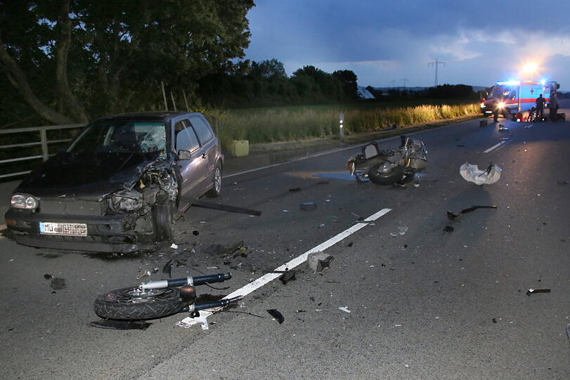 Schwerer Unfall: Ein Motorradfahrer krachte in ein entgegenkommendes Auto.