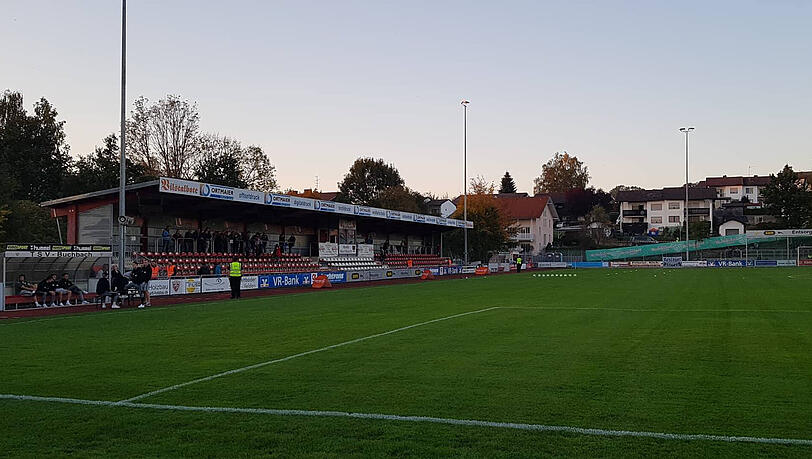Die Löwen zu Gast: die SMR-Arena in Buchbach. Die Löwen zu Gast: die SMR-Arena in Buchbach.