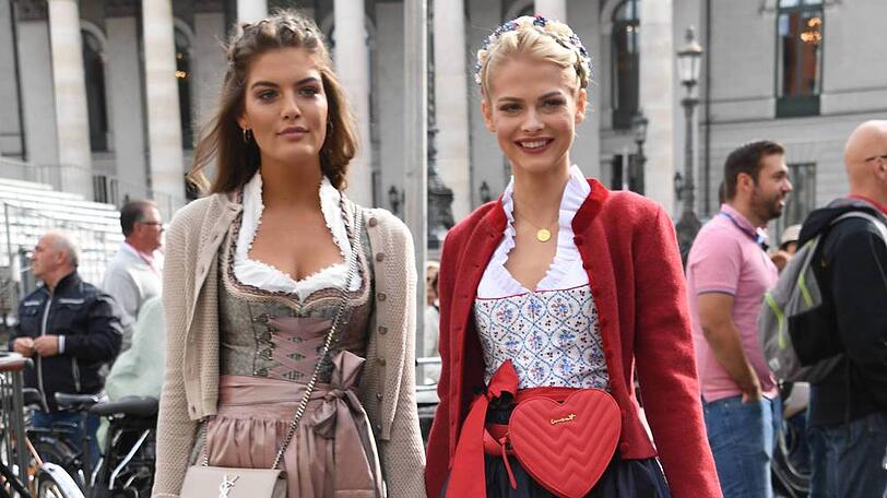 Vanessa Fuchs (l.) und Darya Strelnikova präsentieren wunderschöne Dirndl-Accessoires