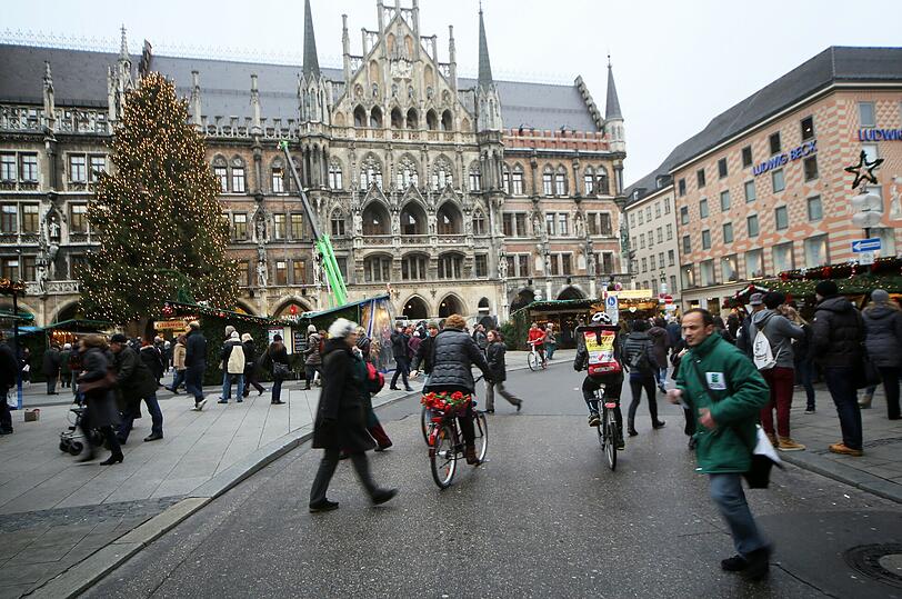 Wo heute noch zahlreiche Taxis, Busse und Räder verkehren sollen schon bald nur noch Fußgänger gehen dürfen. Hier soll die Fußgängerzone künftig verlaufen, die Bilder.