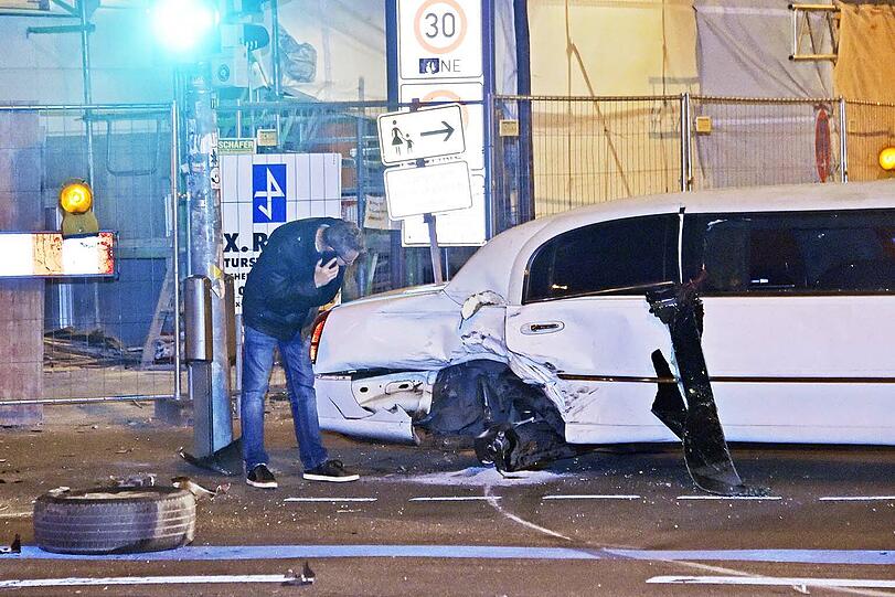 In der Blumenstraße hat es am Samstagabend heftig geknallt - die Bilder von der Unfallstelle.