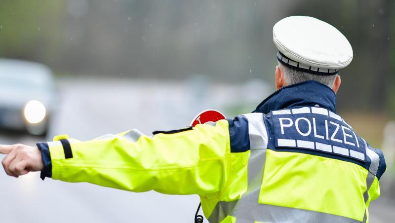 Ein Polizist bei einer Geschwindigkeitskontrolle an einer Bundesstraße.
