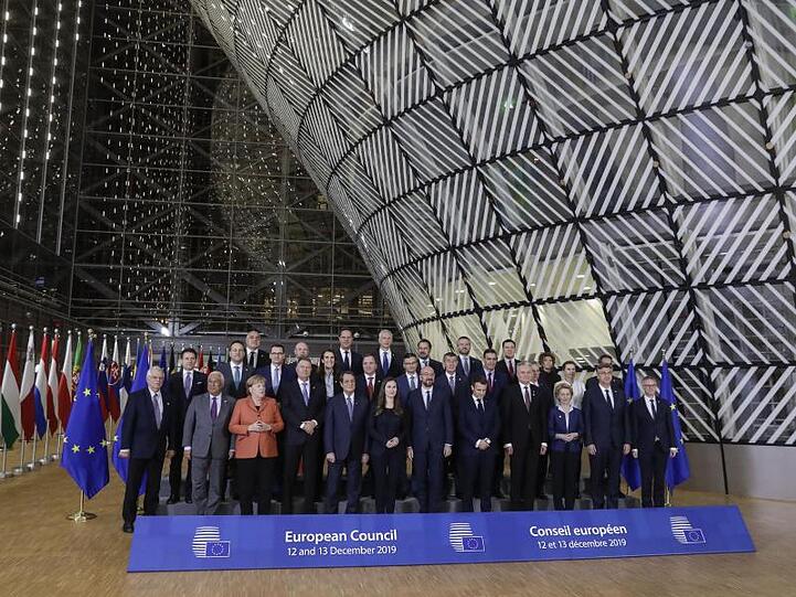 Die Staats- und Regierungschefs stehen während des EU-Gipfels für ein Foto zusammen.