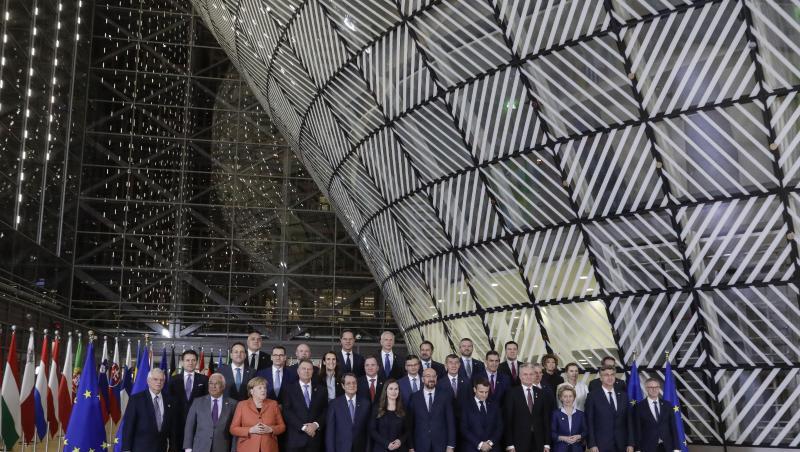 Die Staats- und Regierungschefs stehen während des EU-Gipfels für ein Foto zusammen. Die Staats- und Regierungschefs stehen während des EU-Gipfels für ein Foto zusammen.