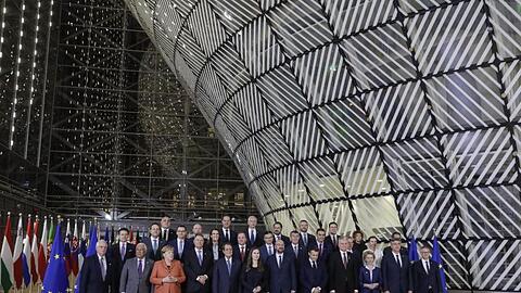 Die Staats- und Regierungschefs stehen während des EU-Gipfels für ein Foto zusammen.