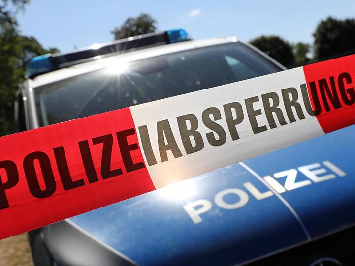 Der Jugendliche muss sich nun wegen Gefährdung des Straßenverkehrs und Fahren ohne Fahrerlaubnis verantworten (Symbolbild).
