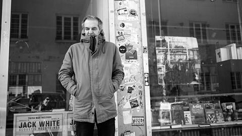 Frostige Zeiten: Christos Davidopoulos vor dem Laden von Optimal Records in der Kolosseumstraße.