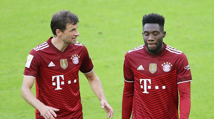 Thomas Müller (l.) und Alphonso Davies im Gespräch.