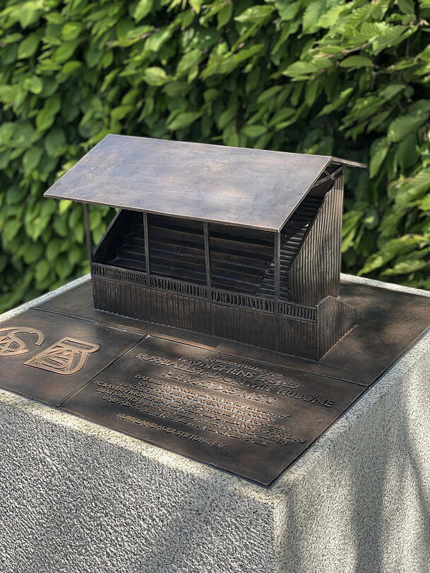 Denkmal mit Mini-Tribüne. Denkmal mit Mini-Tribüne.