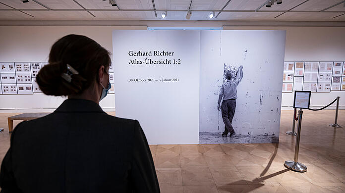 Eine Frau betrachtet den Raum der Ausstellung "Gerhard Richter. Atlas-Übersicht 1:2". (Archivbild)