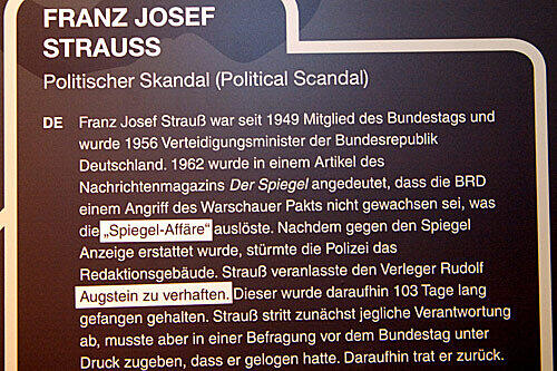 Bei Tussauds wird FJS eindeutig als Bösewicht beschrieben, wie die Tafel mit biografischen Notizen zeigt.