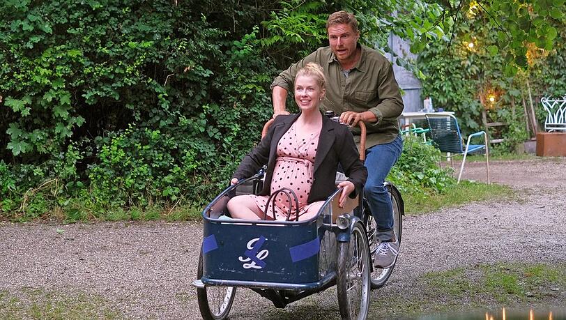 "Toni, männlich, Hebamme: Mächtig schwanger": Sissi (Christine Eixenberger) und Toni (Leo Reisinger) haben viel Spaß miteinander.
