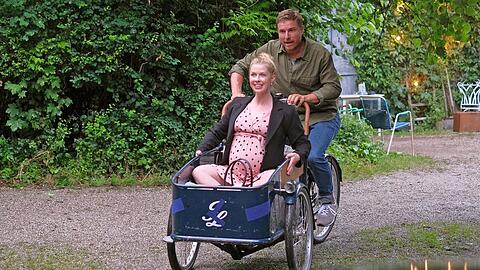 "Toni, männlich, Hebamme: Mächtig schwanger": Sissi (Christine Eixenberger) und Toni (Leo Reisinger) haben viel Spaß miteinander.