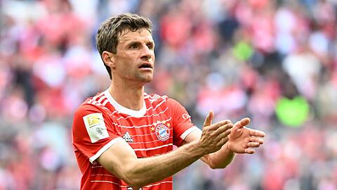 Münchens Thomas Müller bedankt sich nach dem Spiel bei den Fans.