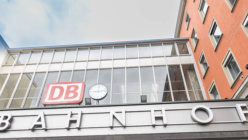 Am Ausgang Bayerstraße schlug die Frau um sich, trat nach den Bundespolizisten und versuchte wiederholt, an die im Holster steckende Dienstwaffe eines Beamten heranzukommen.