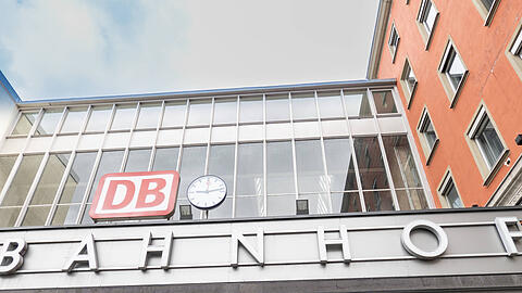 Am Ausgang Bayerstraße schlug die Frau um sich, trat nach den Bundespolizisten und versuchte wiederholt, an die im Holster steckende Dienstwaffe eines Beamten heranzukommen.