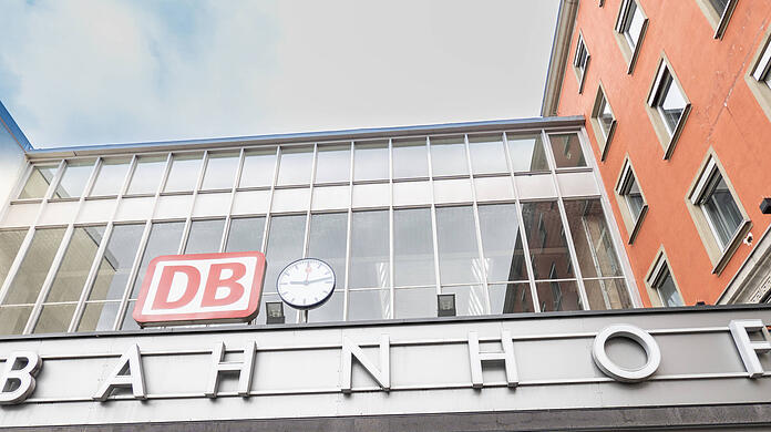 Am Ausgang Bayerstraße schlug die Frau um sich, trat nach den Bundespolizisten und versuchte wiederholt, an die im Holster steckende Dienstwaffe eines Beamten heranzukommen.